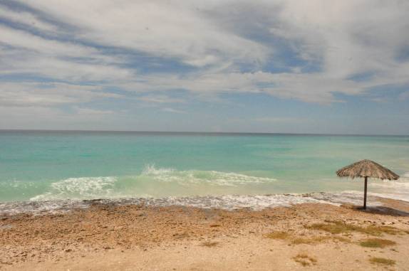 Praia no norte de Aruba, cor típica do Caribe